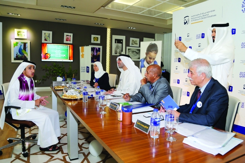 " أحد الطلاب أثناء تقييمه مع لجنة تحكيم التحدي"