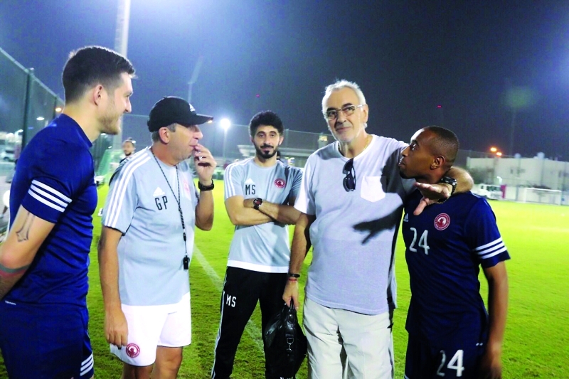 "■ فوساتي خلال متابعته تدريبات نادي العربي | البيان"