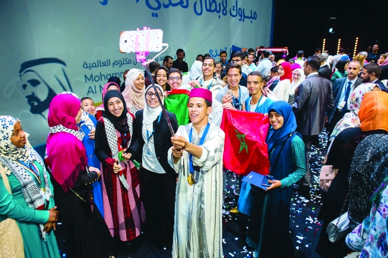 "■ المشتركون في المسابقة في لقطة جماعية"