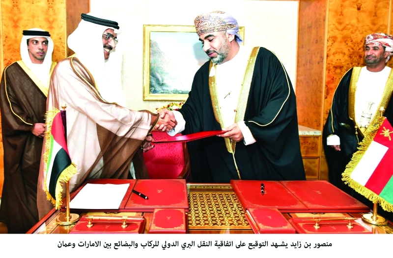 "منصور بن زايد وخالد البوسعيدي يشهدان تبادل عبدالله النعيمي وأحمد الفطيسي لاتفاقية التعاون |وام"