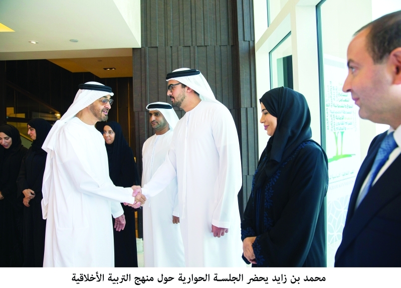 "ويصافح ضيوف الجلسة"
