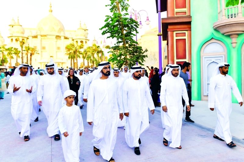 "محمد بن راشد خلال الجولة بحضور أحمد بن محمد"