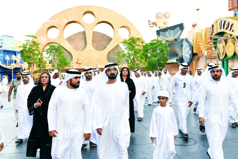 "محمد بن راشد مستمعاً إلى شرح عن المشروع"