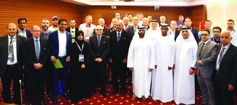 "■ بن غليطة يتوسط المشاركين في الدورة | البيان"