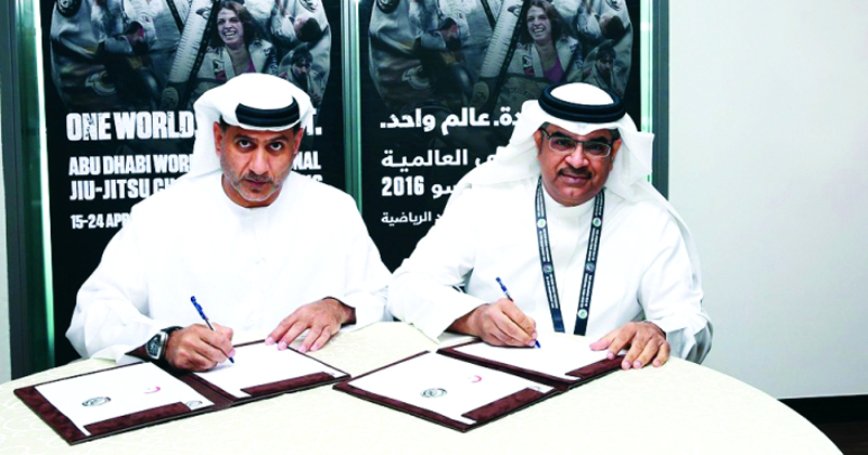 "■ الخياط والهاشمي خلال توقيع الاتفاقية | البيان"