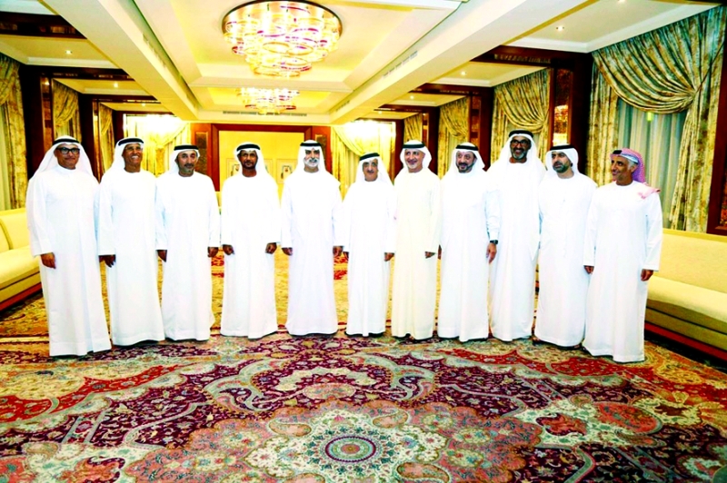 "■ نهيان بن مبارك والقاسمي يتوسطان أعضاء الاتحاد الجديد"