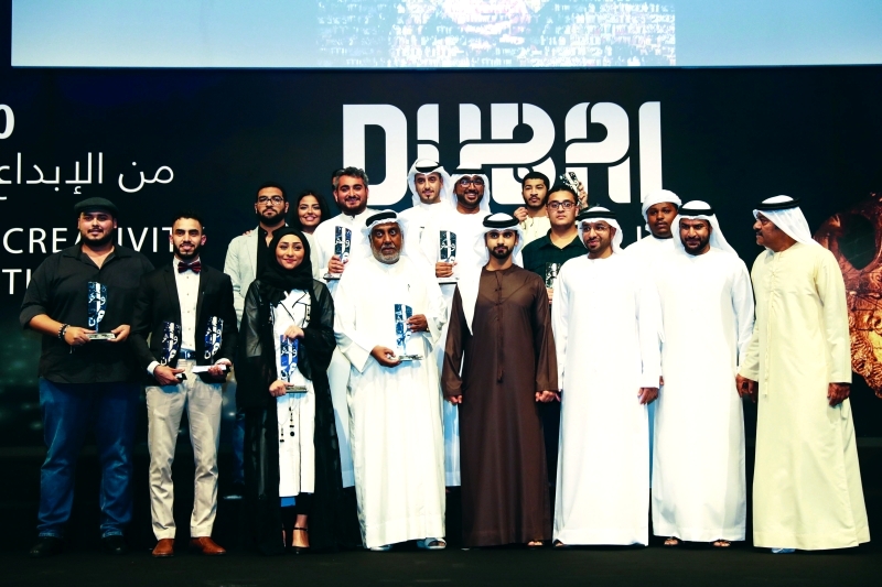 "■ منصور بن محمد يتوسط المكرمين في ختام المهرجان | تصوير - خليفة عيسى"