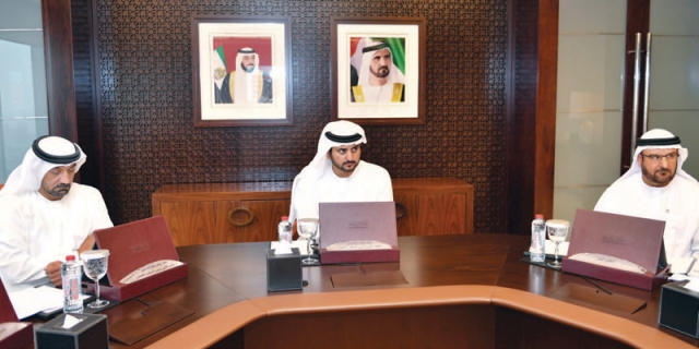 "مكتوم بن محمد مترئساً اجتماع المجلس التنفيذي بحضور أحمد بن سعيد وعبدالله الشيباني | تصوير سيف محمد"
