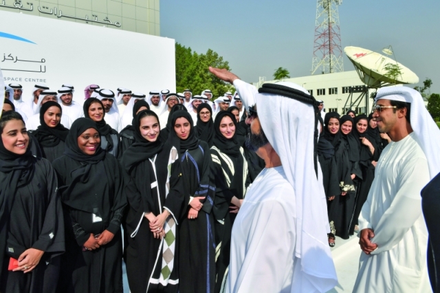 "■ محمد بن راشد متحدثاً إلى فريق مشروع الإمارات لاستكشاف المريخ بحضور منصور بن زايد"
