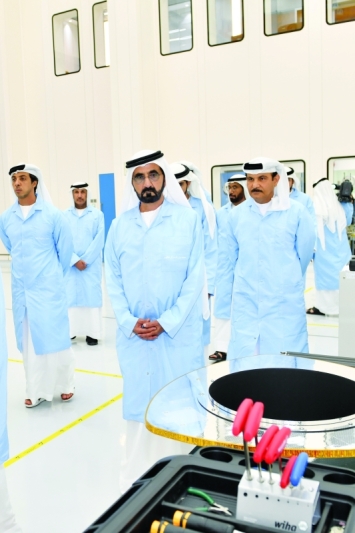 "■ محمد بن راشد يطلع على آليات وتقنيات مركز الفضاء بحضور منصور بن زايد ومحمد القمزي"