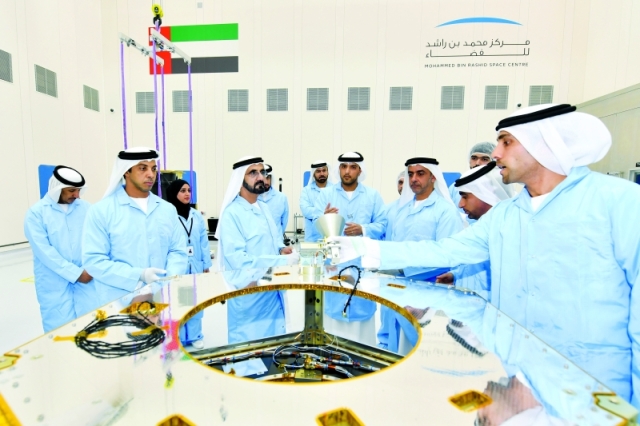 "■ محمد بن راشد يستمع إلى شرح عن آليات تصنيع وتجميع وتركيب الأقمار الصناعية بحضور سيف ومنصور بن زايد ومحمد القرقاوي"