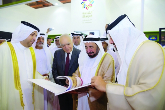 "■ سلطان القاسمي يستمع إلى شرح من سلطان بن أحمد بحضور نهيان بن مبارك"