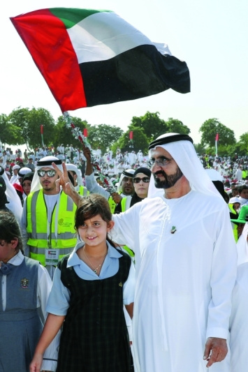 "محمد بن راشد والجليلة بنت محمد خلال الاحتفال بيوم العلم"