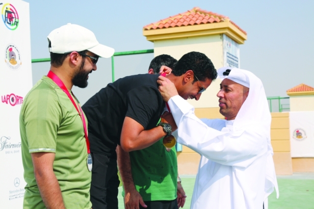 "■ عبدالله الزعابي يتوج أبطال الجائزة الكبرى"