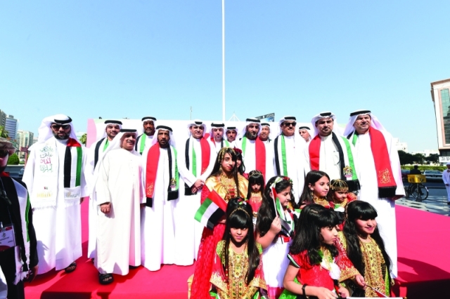 "■ سعيد بن مكتوم يتوسط المحتفلين بحضور سامي القمزي"