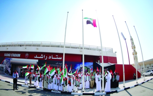 "■ عبيد سعيد يرفع العلم بحضور موسى عباس وعبد الرزاق المضرب وخميس سالمين وعبد المجيد حسين"