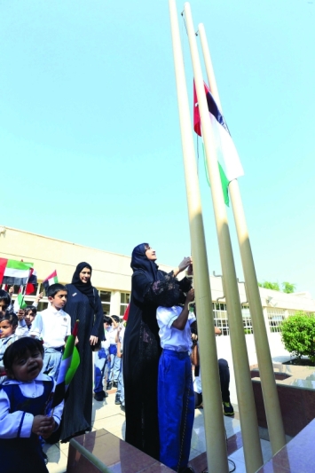 "جميلة المهيري خلال مشاركتها في الاحتفال بيوم العلم"