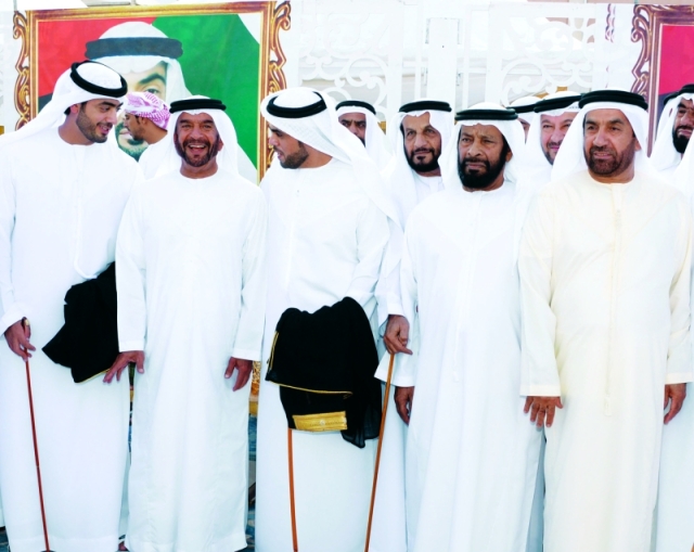 "■ سرور بن محمد يتوسط الحضور"