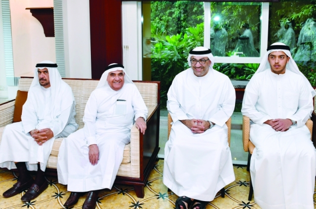 "■ عبد الرحمن العويس وسعيد غباش خلال تقديم العزاء"