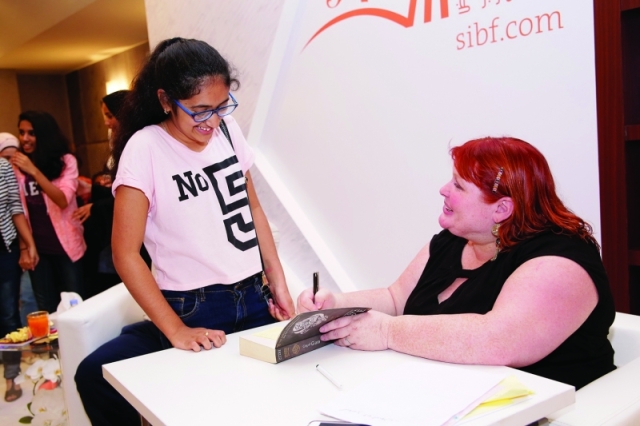 "كلير توقع روايتها في المعرض"