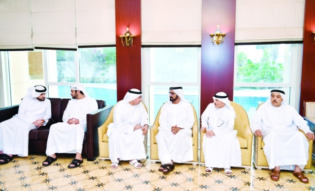 "■ محمد بن راشد مقدماً واجب العزاء لأسرة الرستماني بحضور مكتوم وأحمد بن محمد | تصوير: سيف محمد"