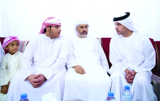 "هزاع بن زايد خلال تقديم واجب العزاء"