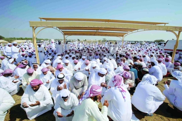 "أثناء مواراة جثمان الفقيد الثرى | تصوير: عمران خالد"