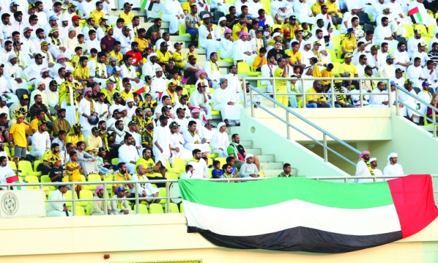 "■ جمهور الفهود ملأ مدرجات فريقه في كلباء واحتفل مرتين | تصوير: زيشان احمد"