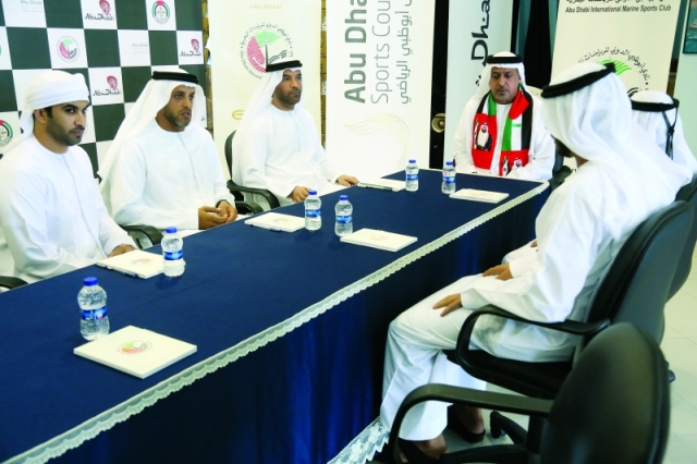 "■ سلطان بن خليفة خلال لقائه أعضاء نادي أبوظبي للرياضات البحرية | البيان"