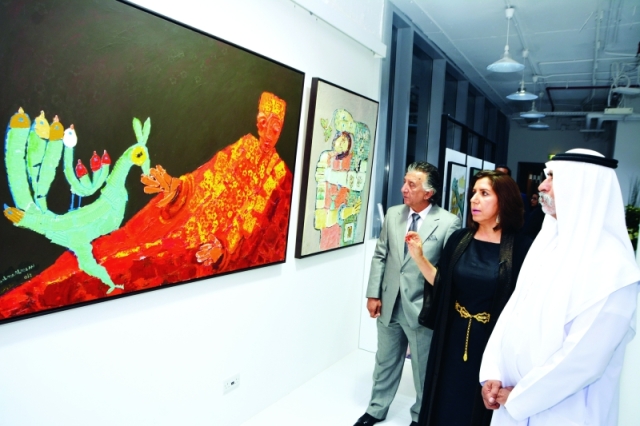 "■ نهيان بن مبارك يستمع لشرح عن المعرض من الفنانة الإماراتية سلمى المري | من المصدر"