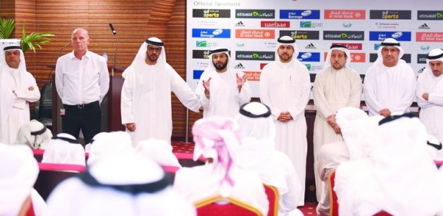 "■  مروان بن غليطة يتحدث للحكام بحضور قيادات اتحاد الكرة  |  البيان"