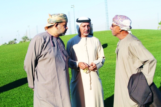 "■ عادل الزرعوني ومنذر البرواني وأحمد الجهضمي في حديث البطولة"