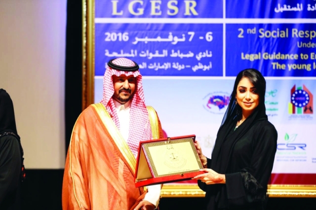 "■ بندر بن سلمان مع رحاب بعد منحها جائزة سفيرة النوايا الحسنة | البيان"