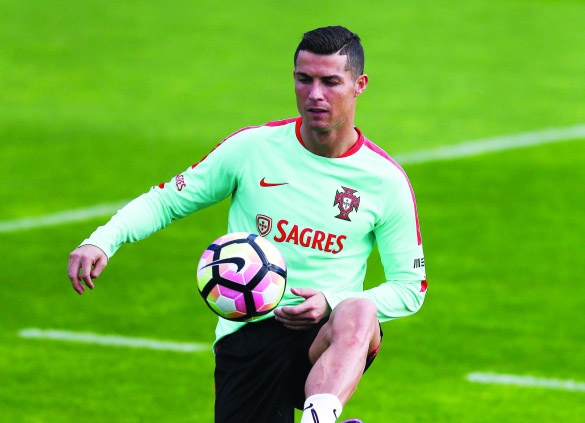"■ رونالدو خلال تدريبات ريال مدريد | إ ب ا"