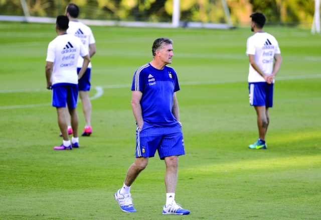 "■ إدغاردو باوزا خلال تدريبات منتخب الأرجنتين | أ ب"