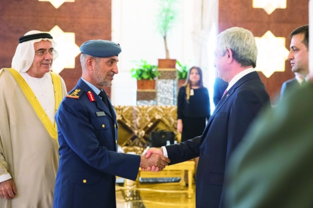 "■ رئيس أرمينيا مصافحاً عيسى المزروعي"