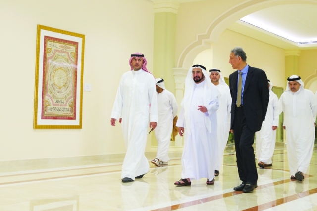 "حاكم الشارقة خلال لقائه ماجد الصباح وطالب الرفاعي ــ من المصدر"