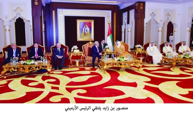 "■ منصور بن زايد خلال استقباله سيرج سركيسيان بحضور أنور قرقاش وسهيل المزروعي وأحمد الزعابي | وام"