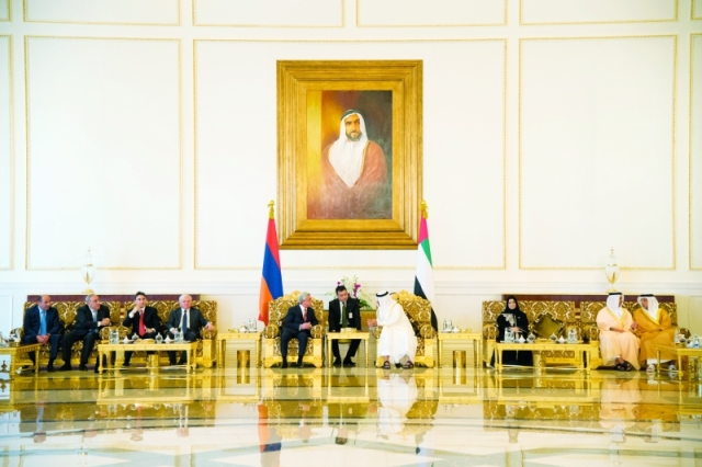 "■ محمد بن زايد خلال جلسة المباحثات مع الرئيس الأرميني بحضور أمل القبيسي وسيف ومنصور بن زايد وأعضاء الوفد المرافق لضيف البلاد | وام"