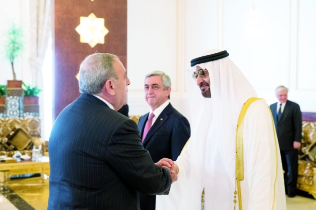 "■ سموه مصافحاً كيجام جريبجانيان"