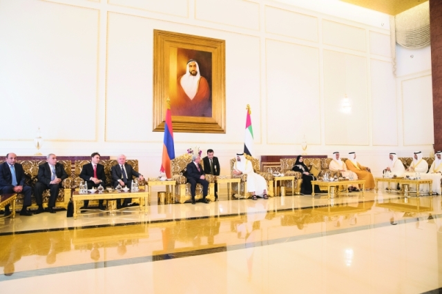 "■ محمد بن زايد خلال مباحثاته مع الرئيس الأرميني بحضور أمل القبيسي وسيف ومنصور بن زايد وأنور قرقاش وأحمد الزعابي"