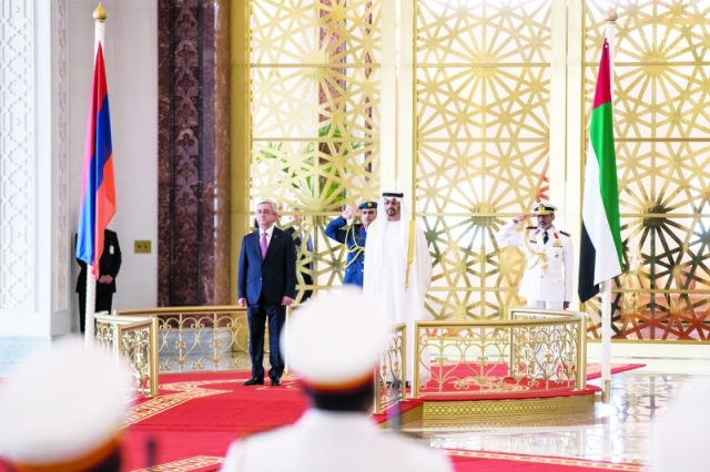 "■ محمد بن زايد وسيرج سركيسيان خلال عزف النشيد الوطني"