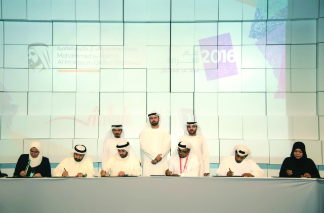 "■ محمد القرقاوي خلال توقيع الاتفاق مع دور النشر الإماراتية"