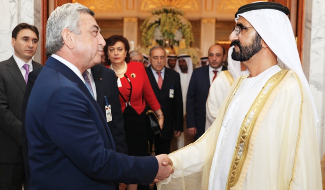 "سموه مصافحاً ضيف البلاد"