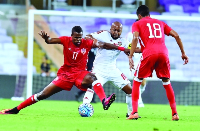 "■ مطر يقاتل على الكرة في مباراة البحرين | البيان"