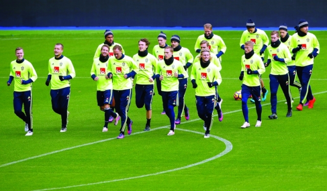 "■ منتخب السويد خلال تحضيراته لمواجهة فرنسا | رويترز"