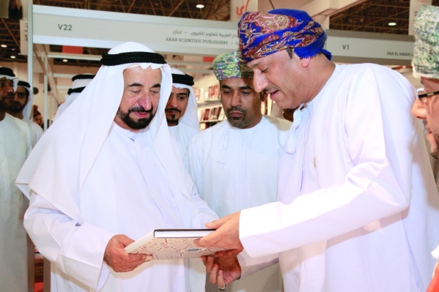 "حاكم الشارقة يستمع إلى شرح عن كتب مشاركة"
