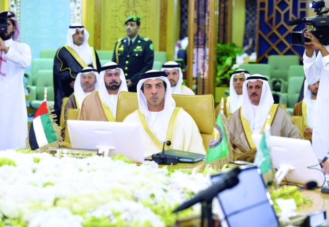 "منصور بن زايد خلال الاجتماع بحضور محمد القرقاوي وسلطان المنصوري وأنور قرقاش وعبيد الطاير وخلدون المبارك ــ وام"