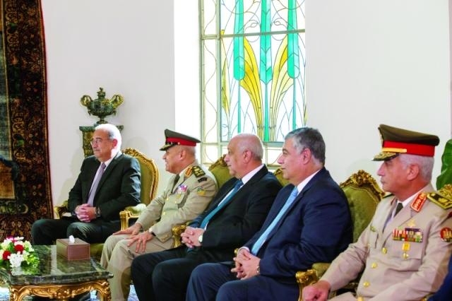 "■ شريف إسماعيل وخالد فوزي خلال اللقاء"