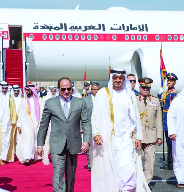 "محمد بن زايد لدى وصوله مطار القاهرة وفي استقباله عبد الفتاح السيسي بحضور طحنون بن زايد ومحمد مبارك المزروعي"